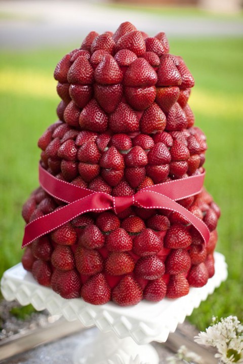 fresh strawberry wedding cake via Lover.ly Absolute Perfection