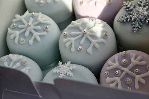 Winter snowflake mini wedding cakes